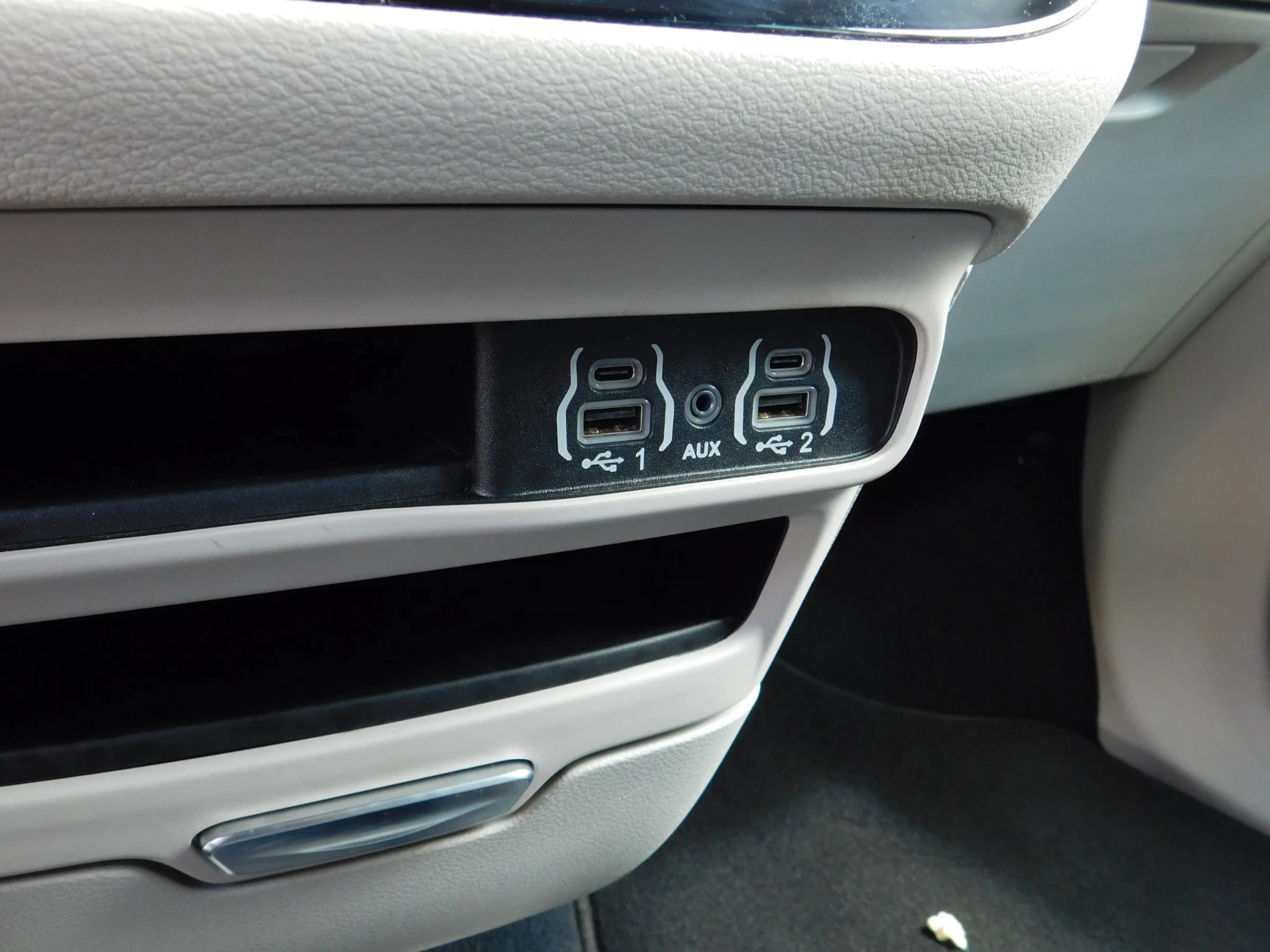 Used 2024 Chrysler Pacifica Touring-L FWD image 22