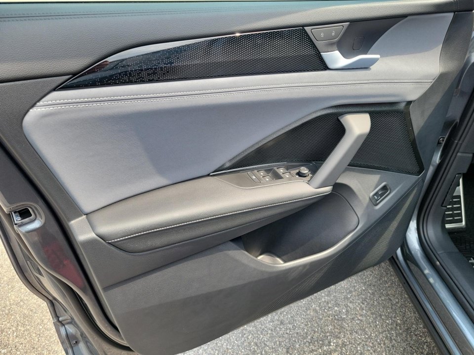 New 2026 Volkswagen Tiguan SE R-Line FWD image 32