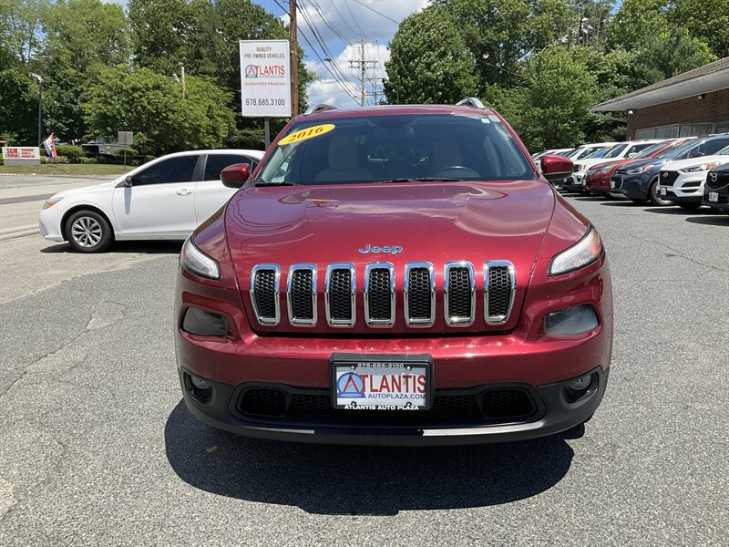Used 2016 Jeep Cherokee Latitude FWD image 2
