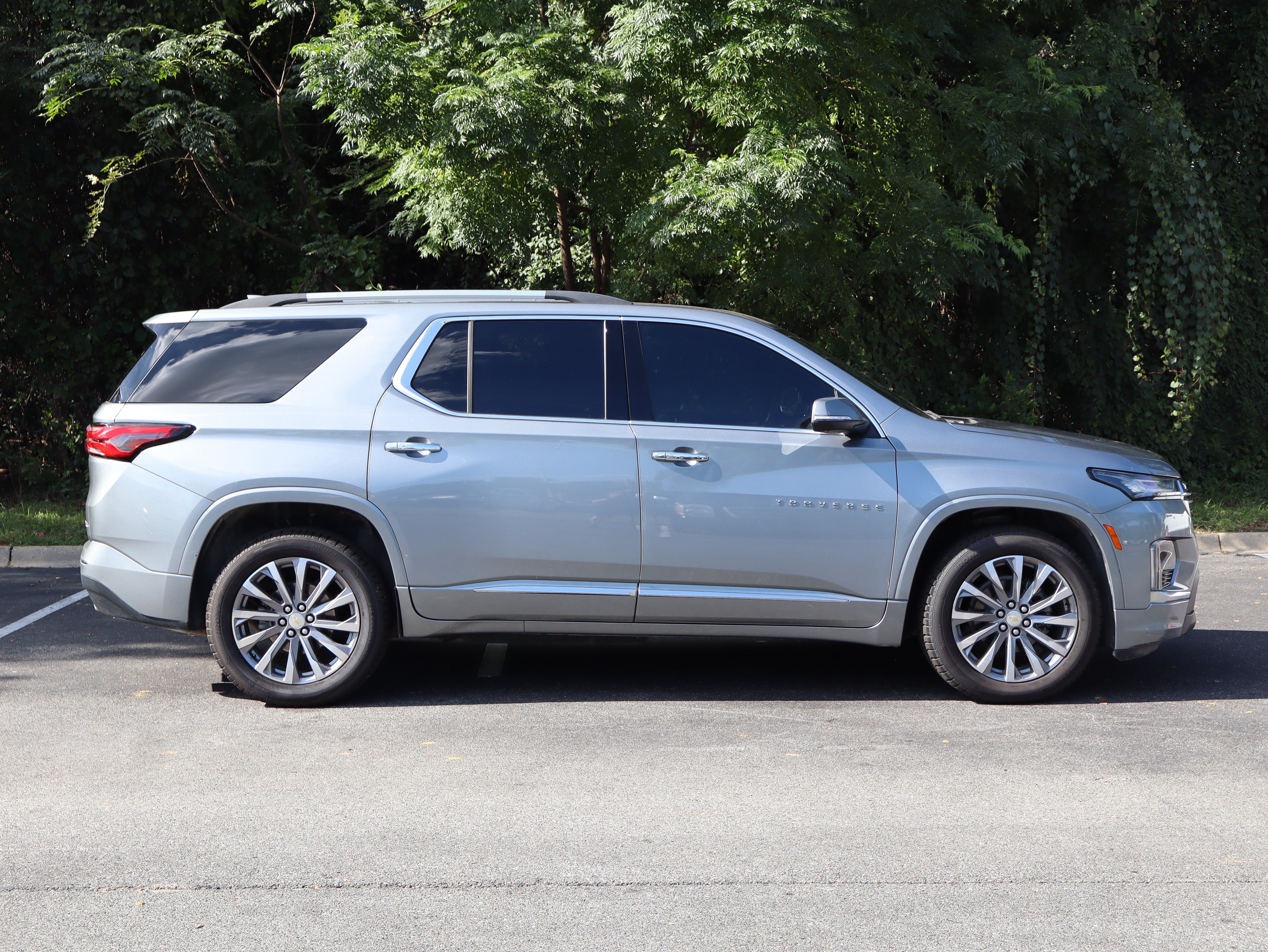 Used 2023 Chevrolet Traverse Premier FWD image 10