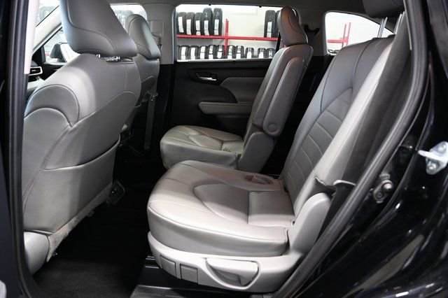 Used 2021 Toyota Highlander XLE image 12