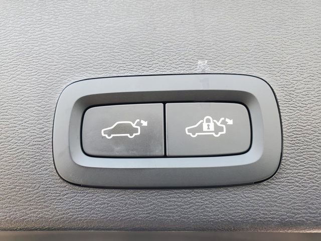 Certified 2025 Volvo XC40 B5 Plus AWD/4WD image 36