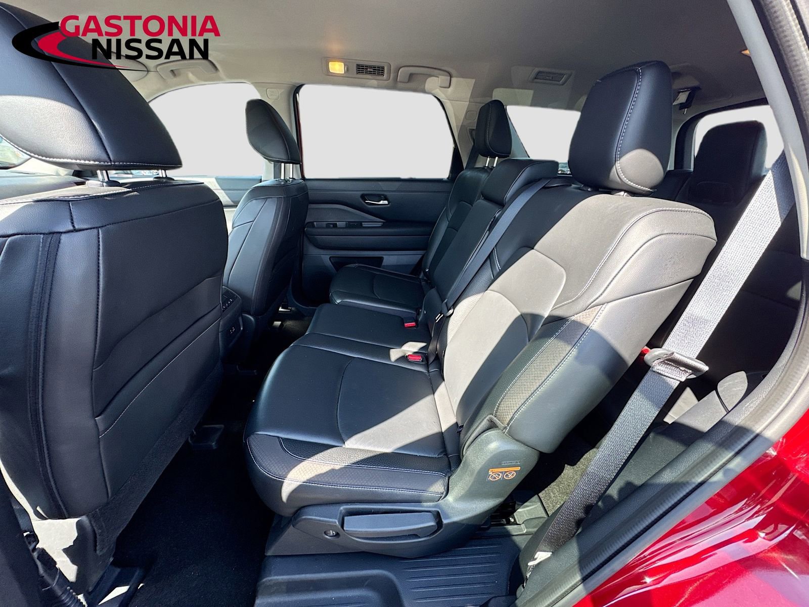 Used 2024 Nissan Pathfinder SL image 32