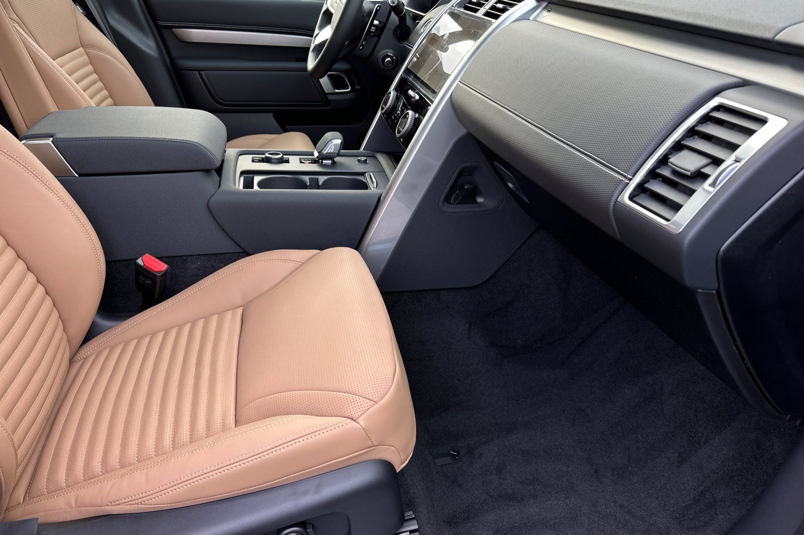 New 2025 Land Rover Discovery Dynamic SE image 14