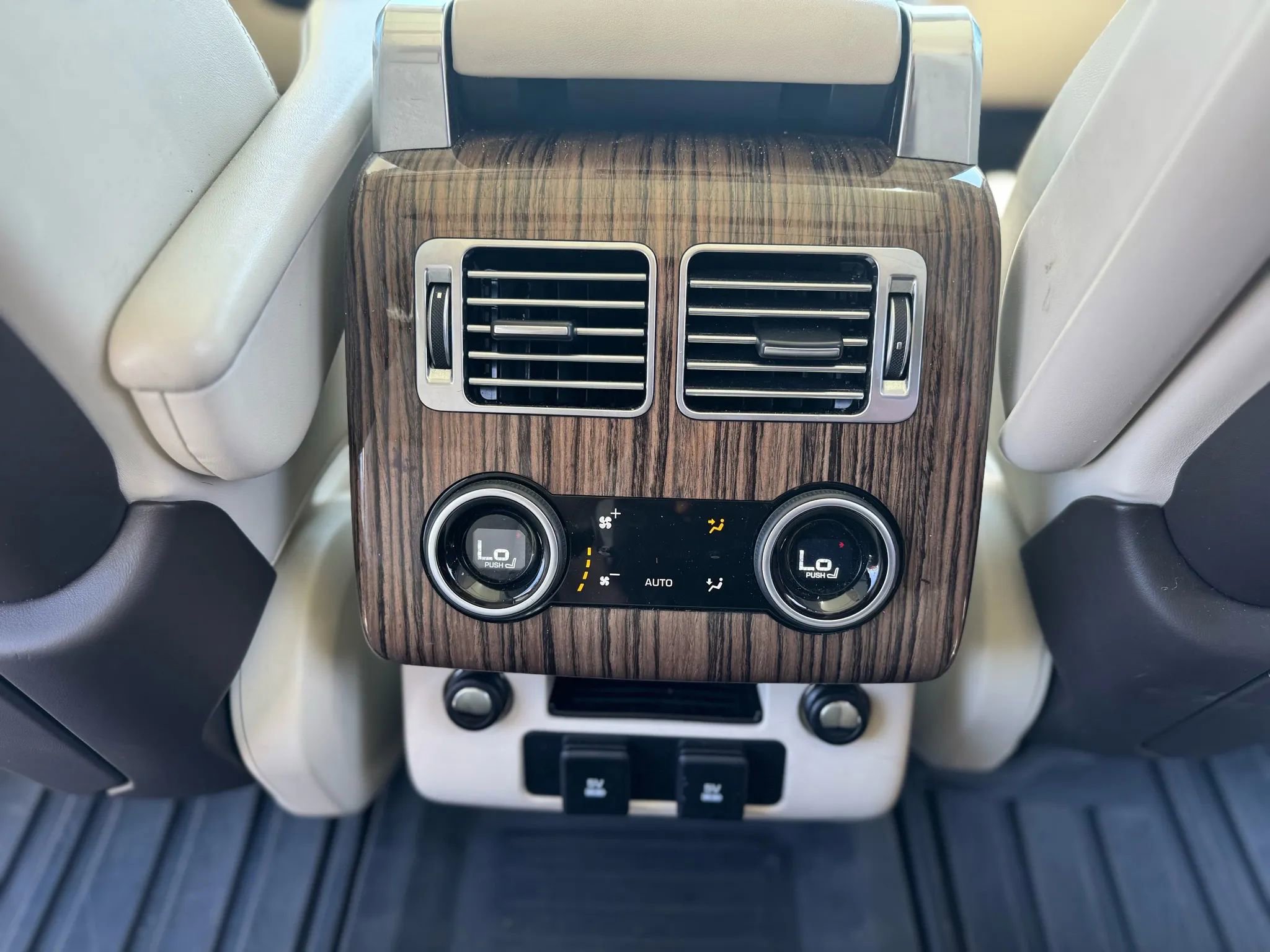 Used 2019 Land Rover Range Rover HSE image 12