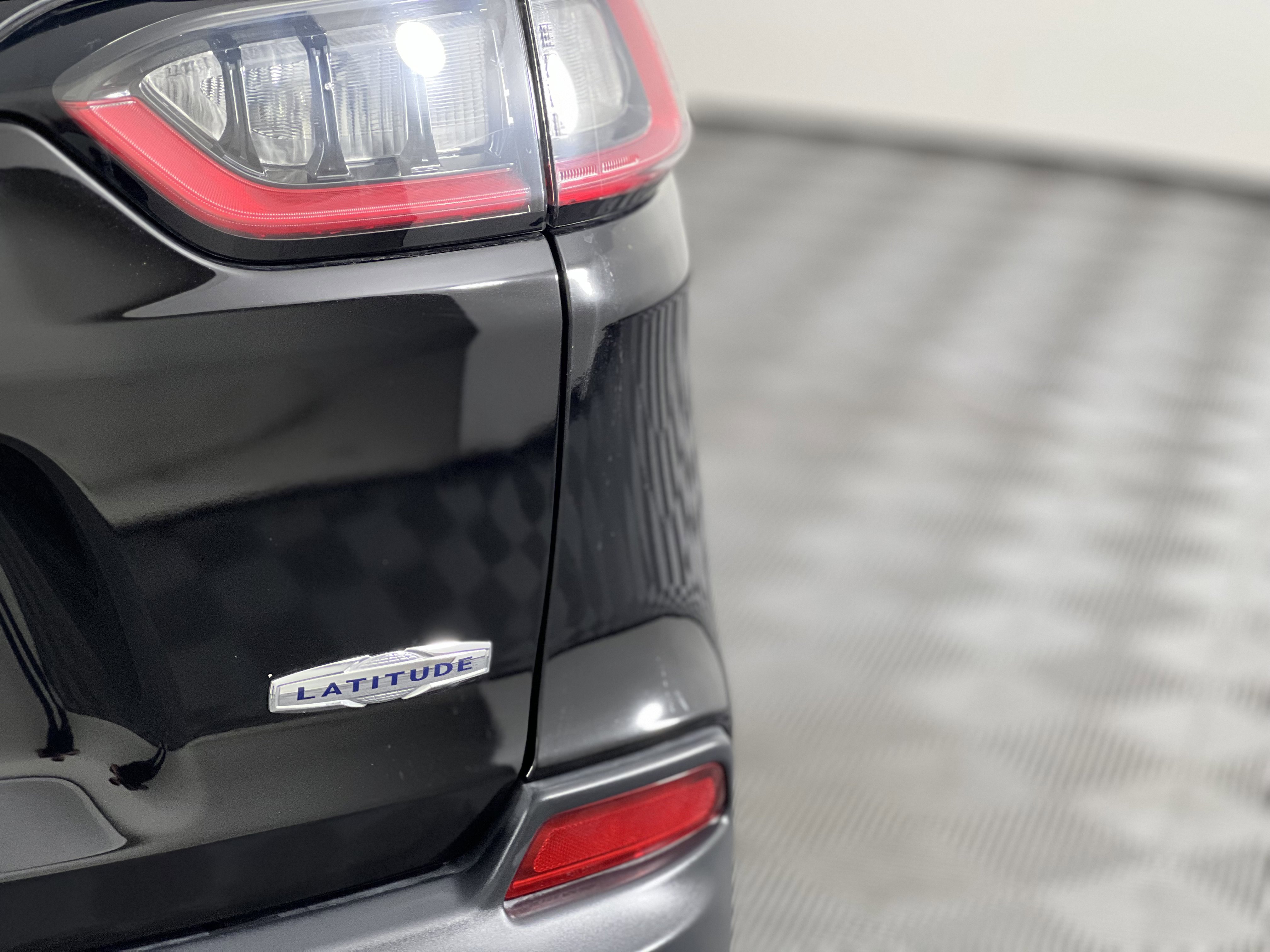 Used 2019 Jeep Cherokee Latitude w/ Popular Appearance Group image 12