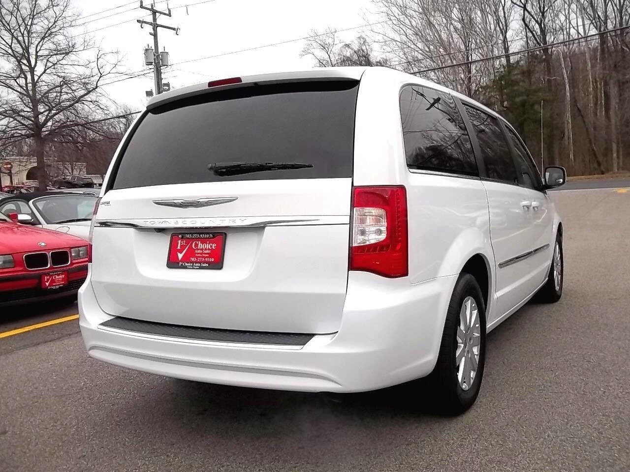 Used 2015 Chrysler Town & Country Touring FWD image 3