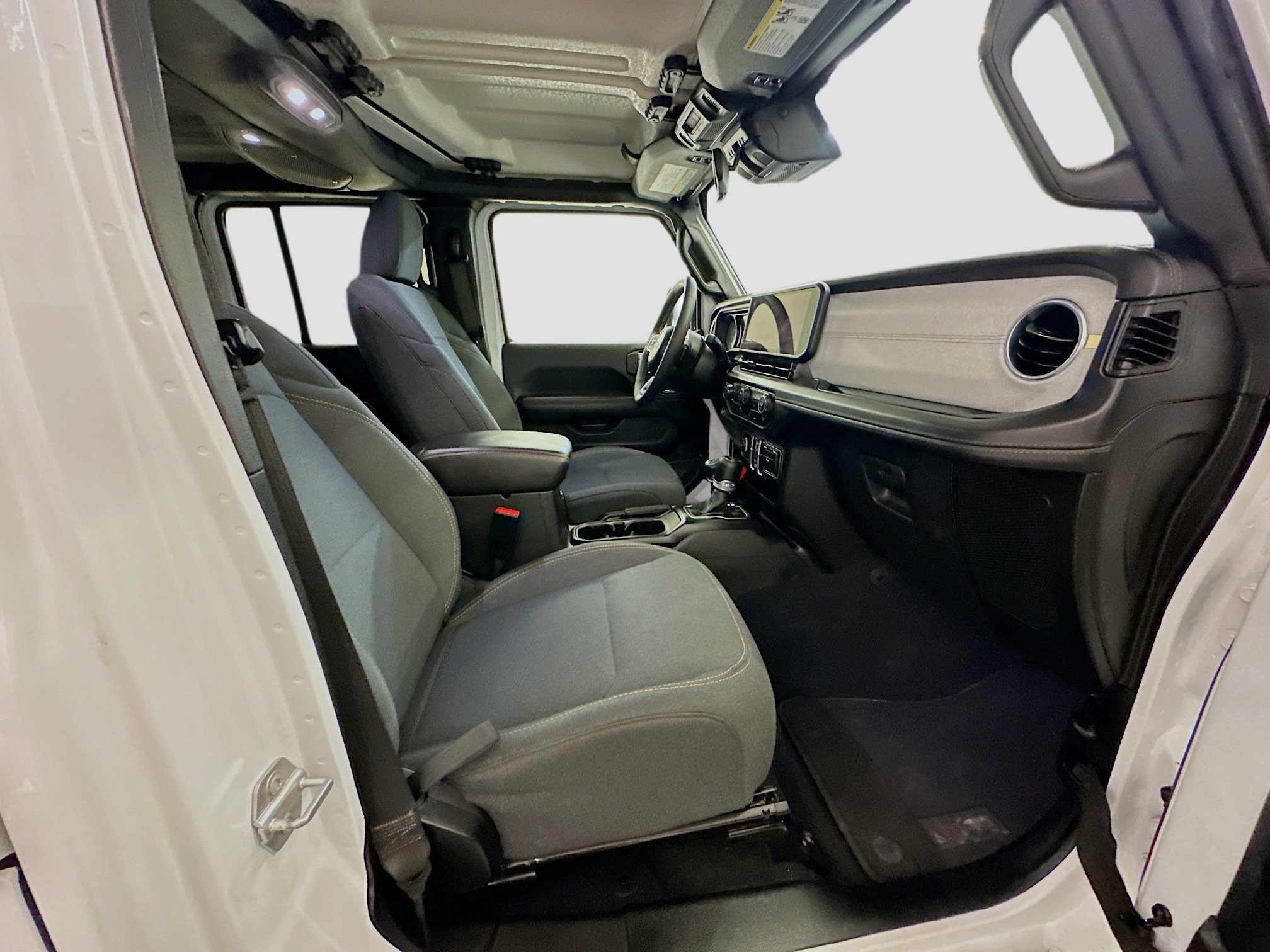 Used 2025 Jeep Wrangler Sahara image 31