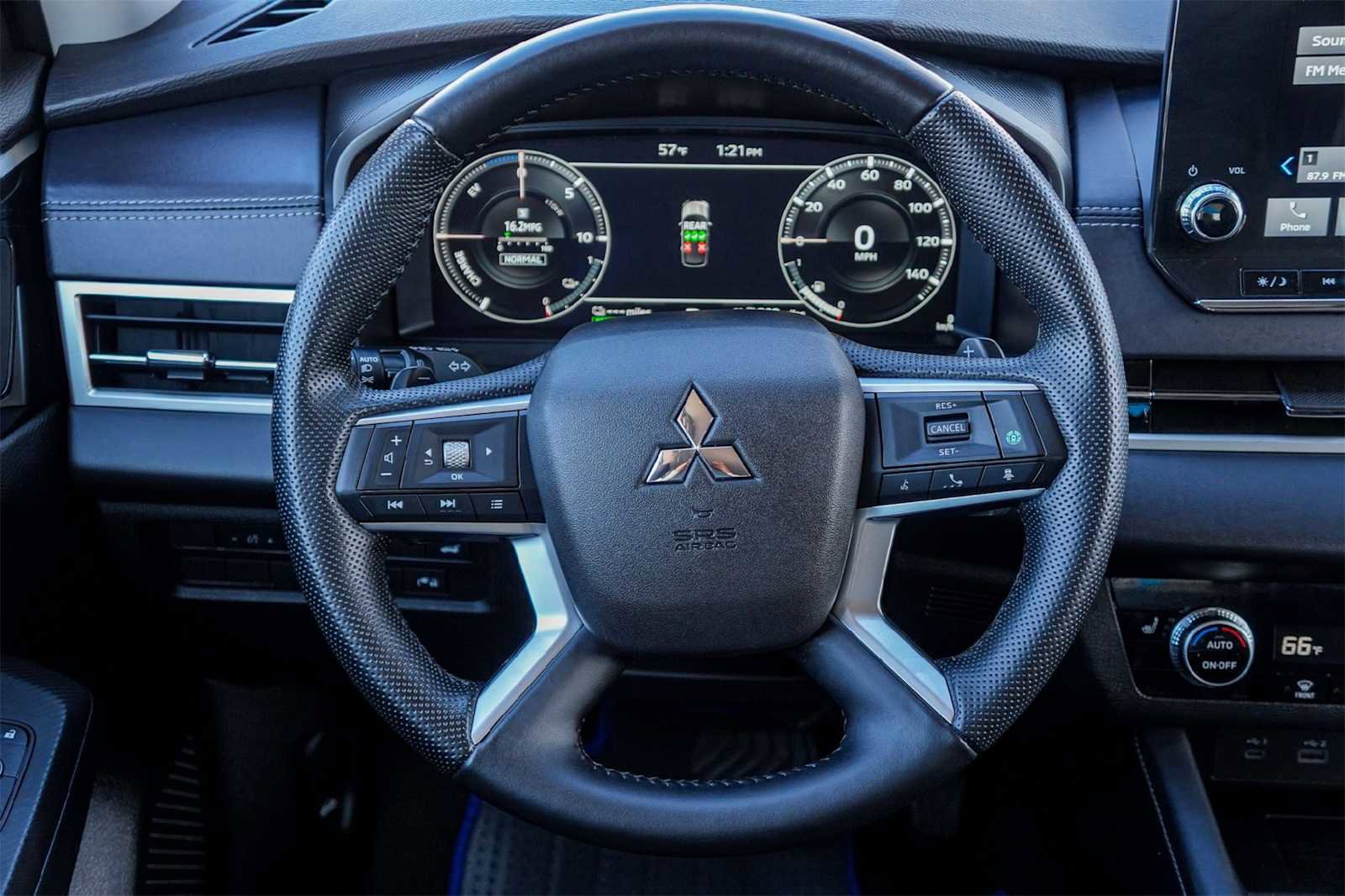 Used 2024 Mitsubishi Outlander SE image 15