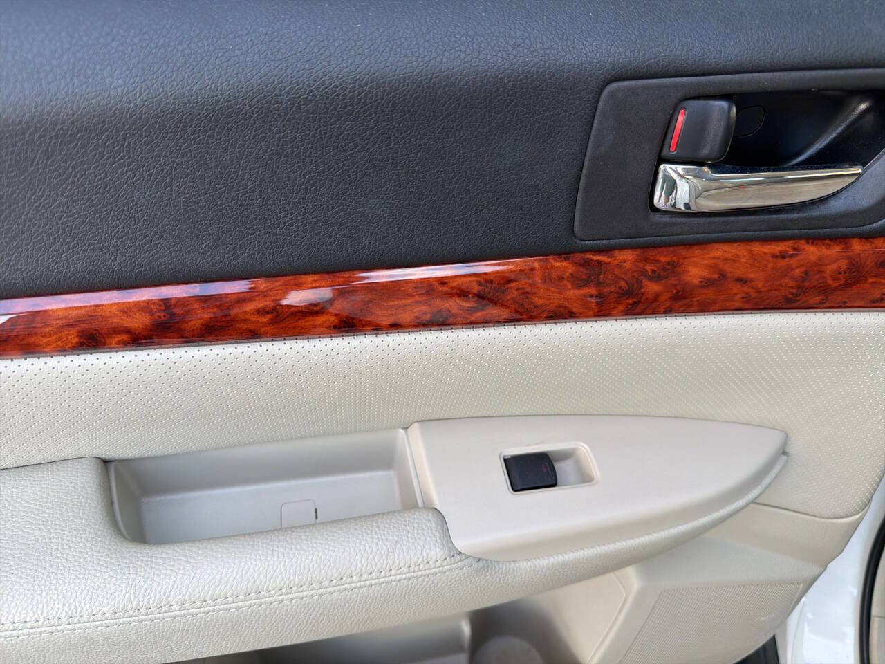 Used 2010 Subaru Outback 2.5i Limited image 28