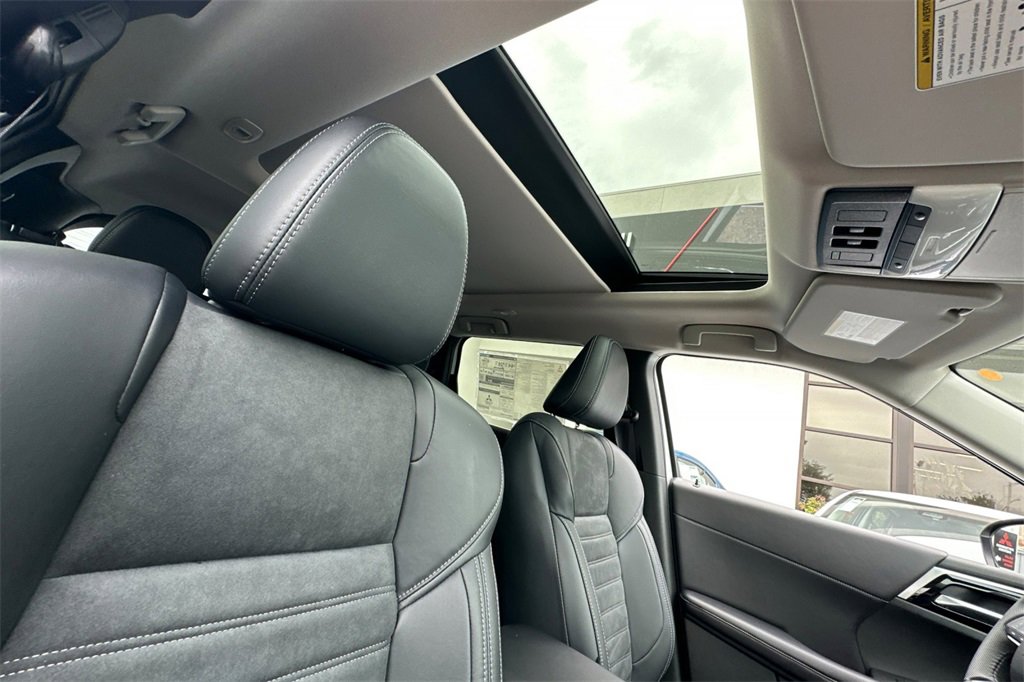 New 2025 Mitsubishi Outlander SE image 17