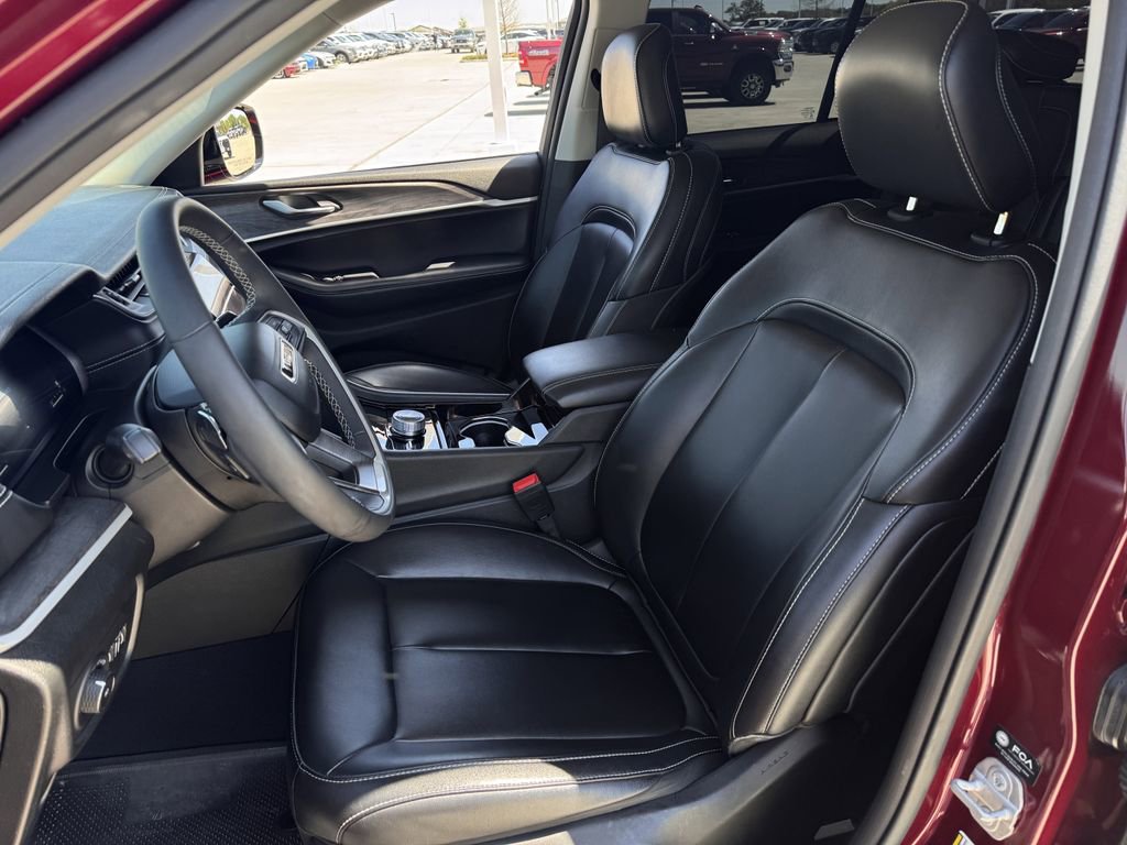 Used 2023 Jeep Grand Cherokee Limited w/ Black Appearance Package AWD/4WD image 26