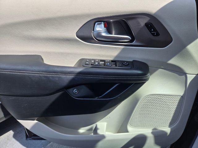 Used 2023 Chrysler Pacifica Touring-L FWD image 35