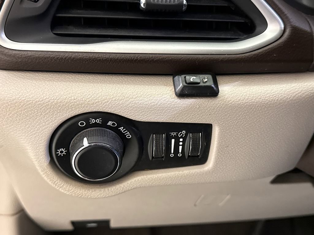 Used 2017 Chrysler Pacifica Touring image 24