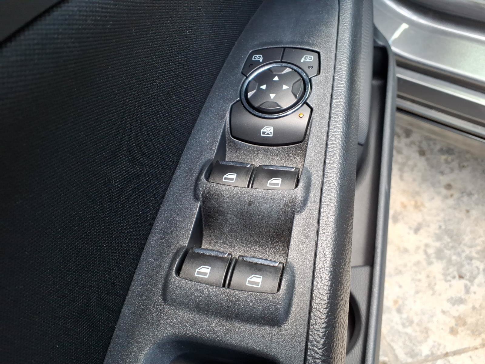 Used 2018 Ford Fusion SE w/ Fusion SE Technology Package FWD image 16