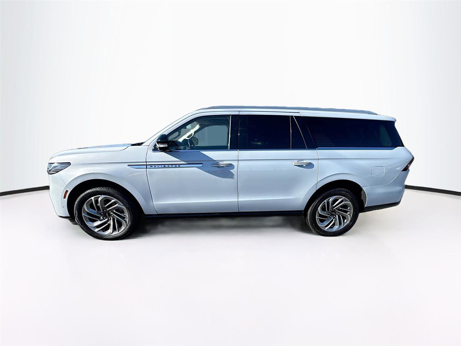 Used 2025 Lincoln Navigator L Reserve image 2