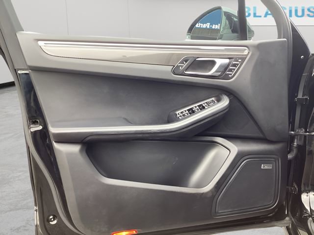 Used 2016 Porsche Macan Turbo w/ Premium Package Plus image 15