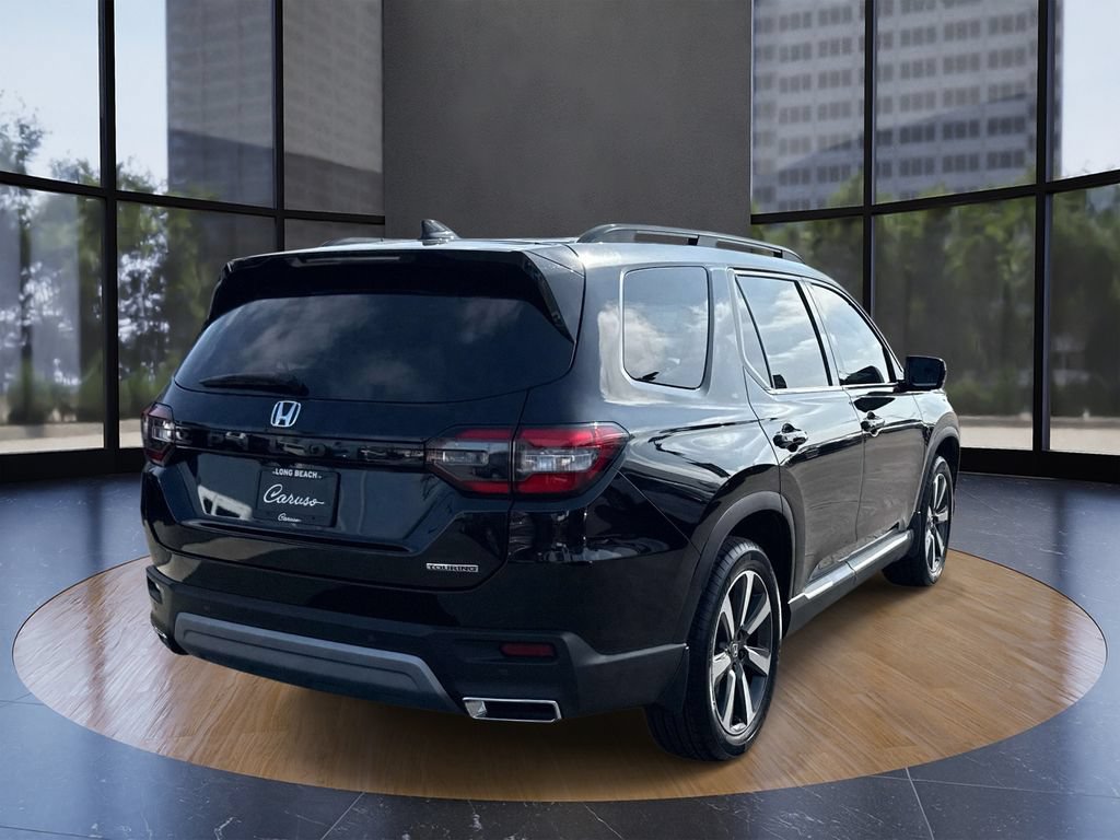 Used 2025 Honda Pilot Touring image 3