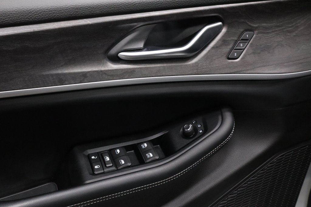 Used 2023 Jeep Grand Cherokee Limited w/ Black Appearance Package image 23