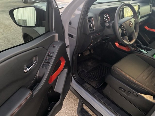 Used 2025 Nissan Frontier PRO-4X w/ Black Accent Package image 11