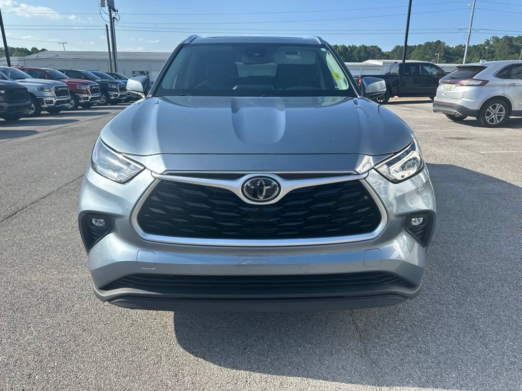 Used 2020 Toyota Highlander XLE FWD image 2