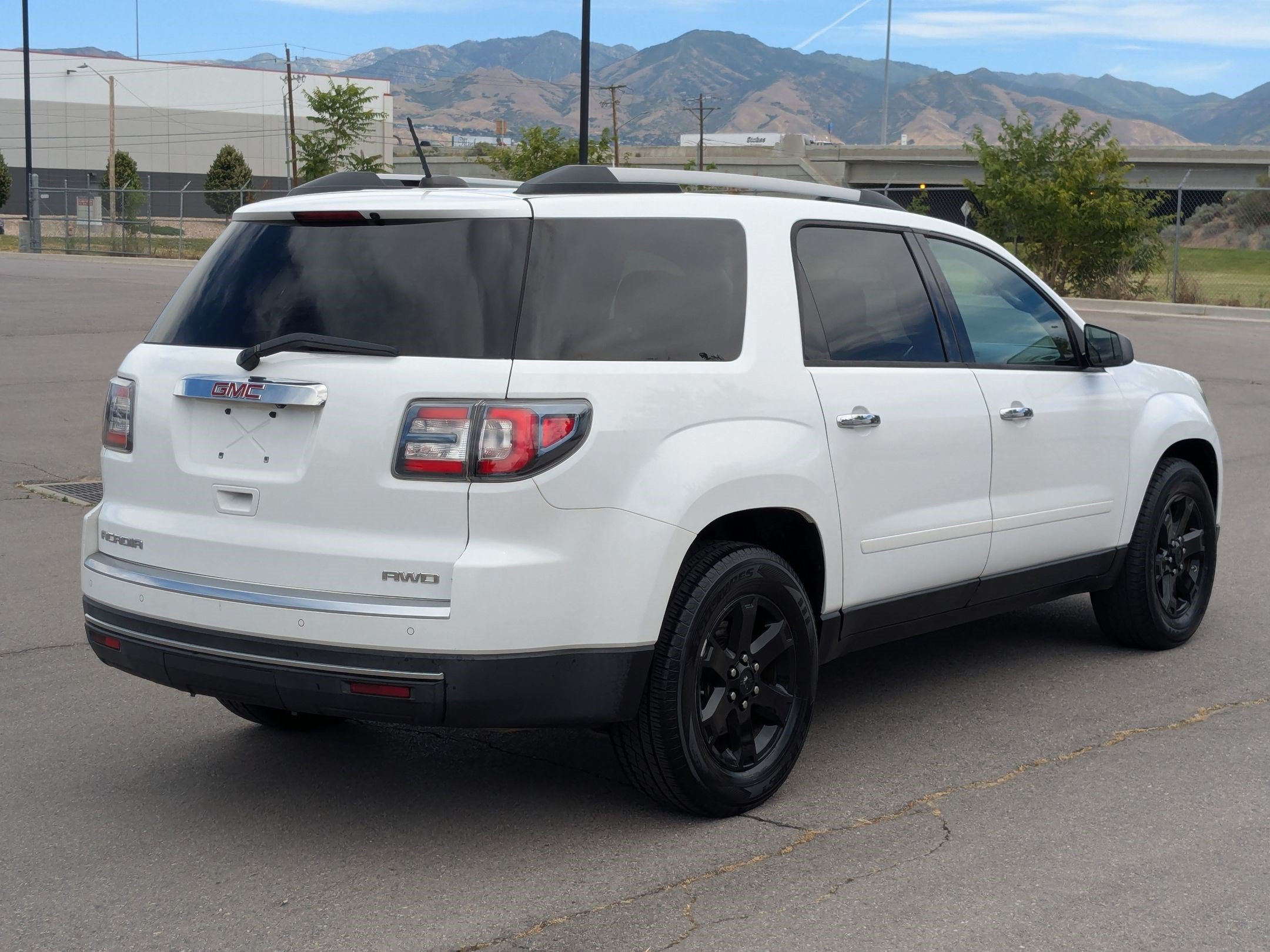 Used 2016 GMC Acadia SLE AWD/4WD image 3