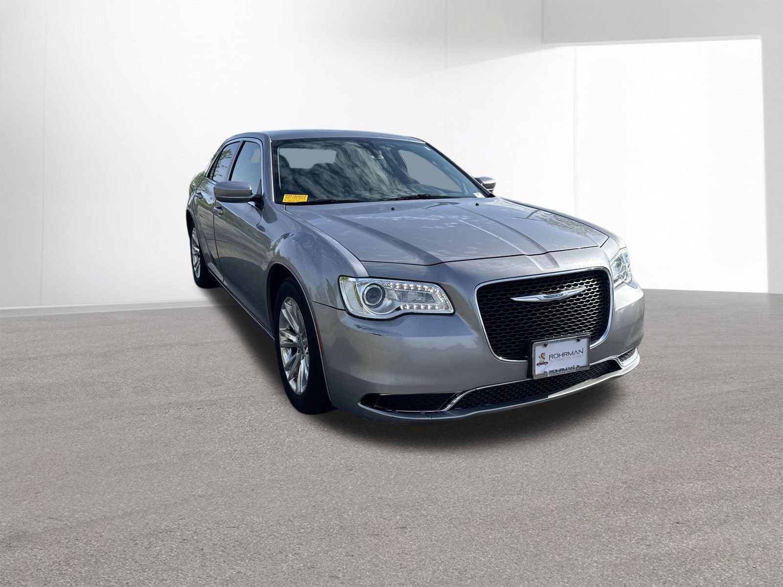 Used 2017 Chrysler 300 Limited RWD image 3