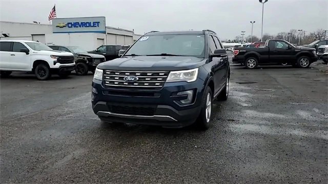 Used 2017 Ford Explorer XLT w/ Equipment Group 202A image 3