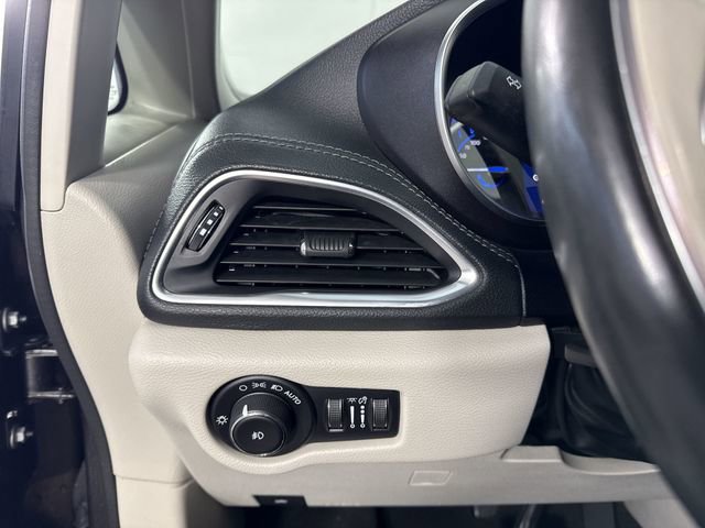 Used 2020 Chrysler Pacifica Limited w/ Advanced Safetytec Group FWD image 14