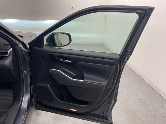 Used 2023 Toyota Highlander XLE image 33