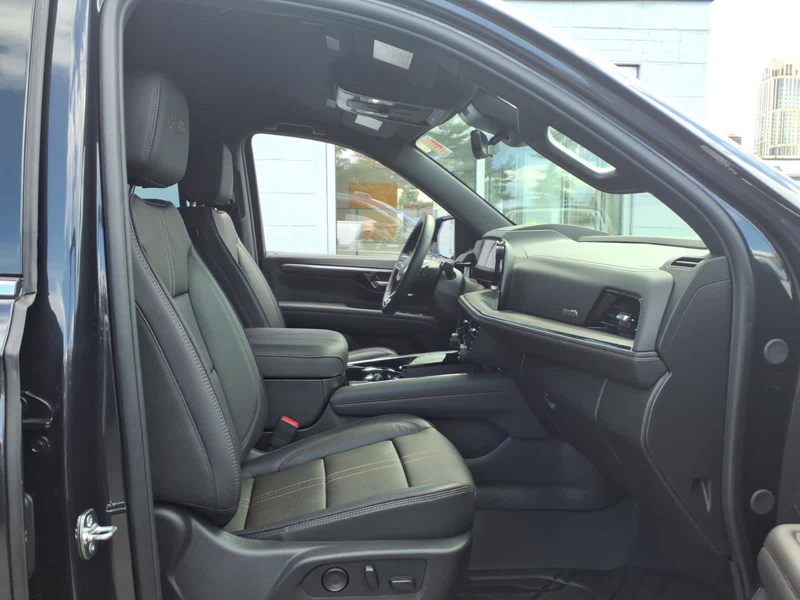 Certified 2025 Chevrolet Suburban High Country AWD/4WD image 19