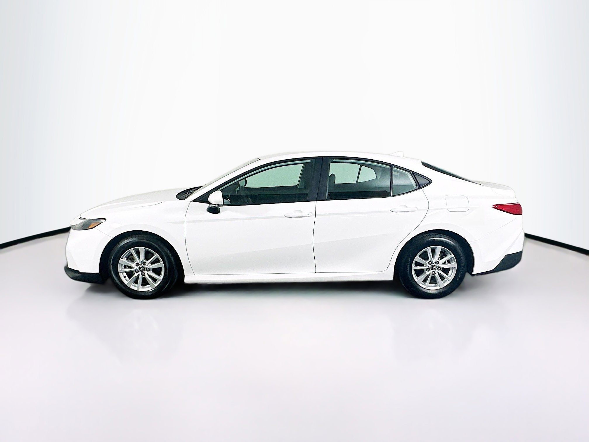 Used 2025 Toyota Camry LE image 4