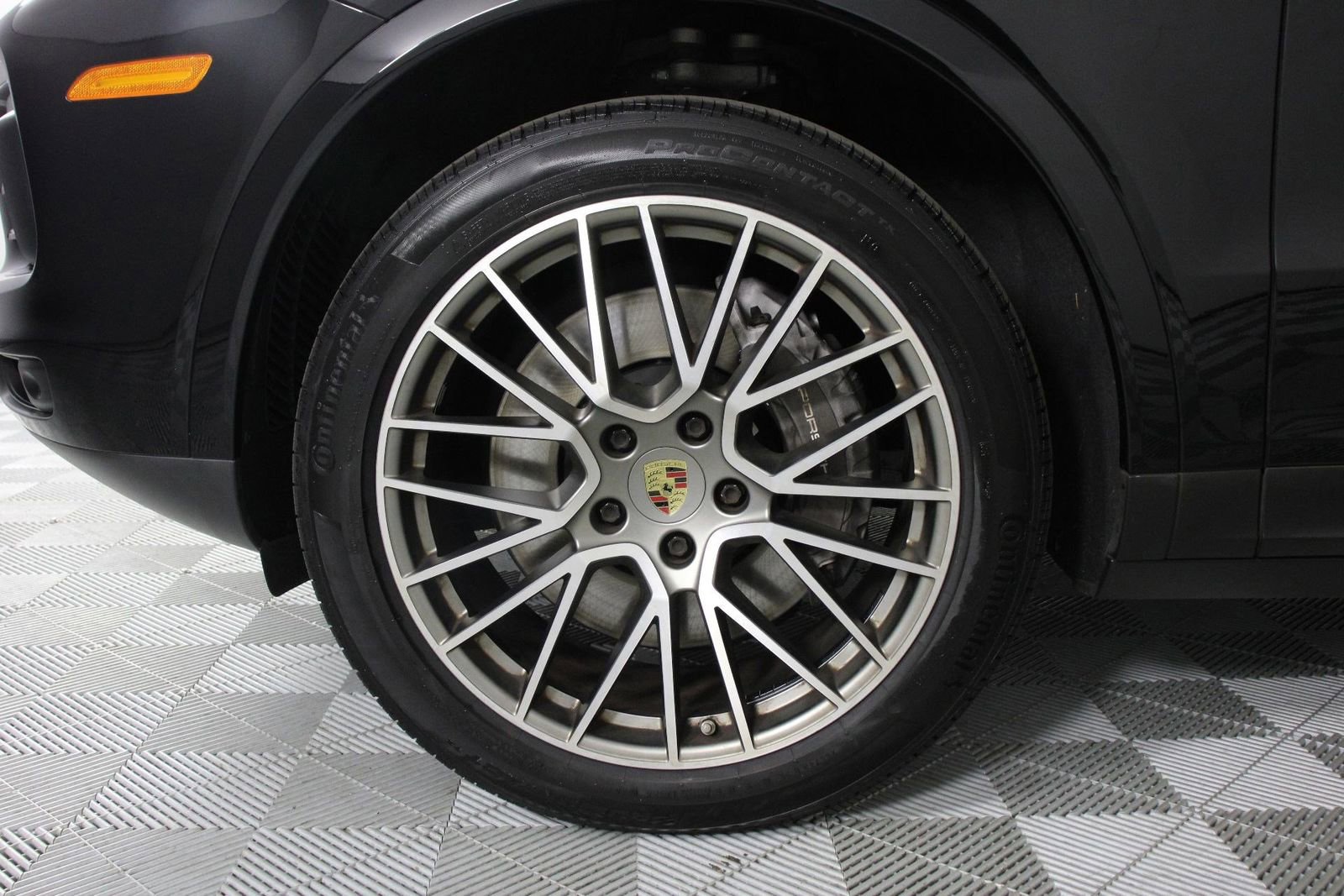 Certified 2023 Porsche Cayenne Platinum Edition image 30