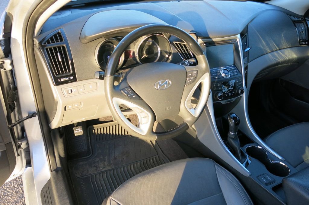 Used 2013 Hyundai Sonata Limited w/ Premium Pkg image 10
