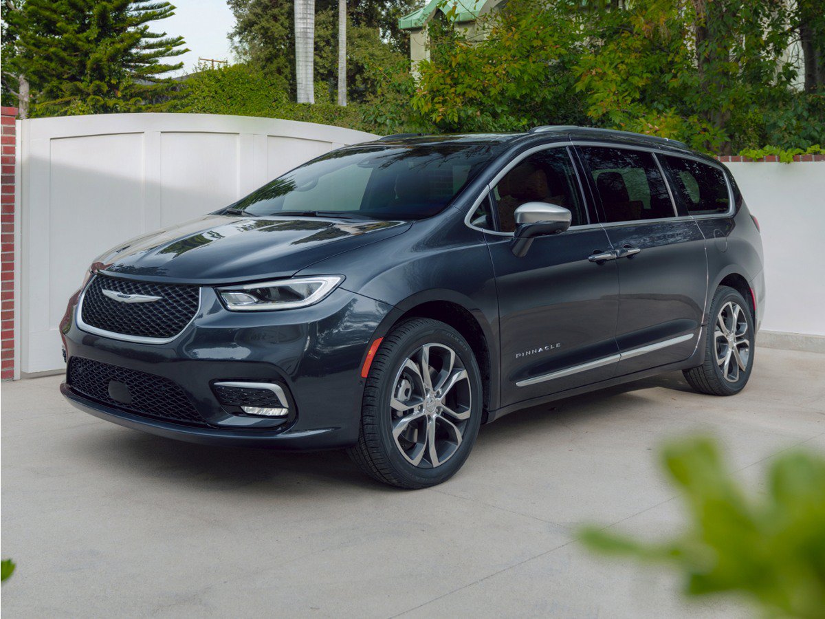 Used 2021 Chrysler Pacifica Touring-L FWD image 1