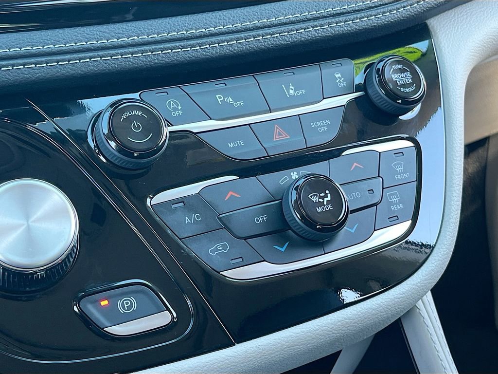 Used 2024 Chrysler Pacifica Limited w/ Trailer Tow Group image 16