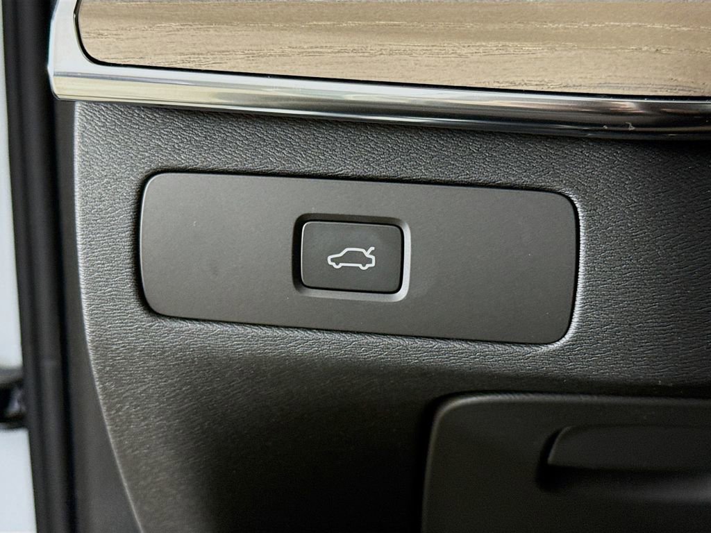 New 2026 Volvo XC90 B6 Plus w/ Protection Package Premier image 10