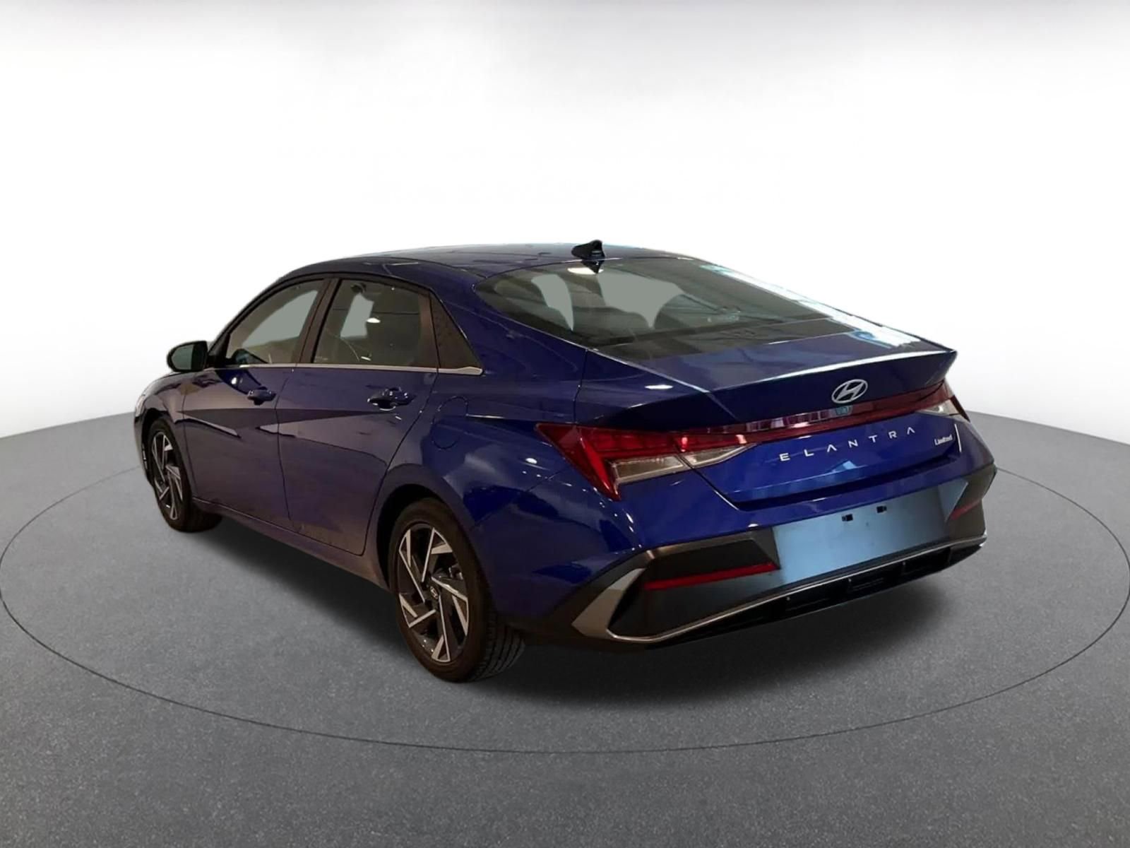 Used 2025 Hyundai Elantra Limited image 11