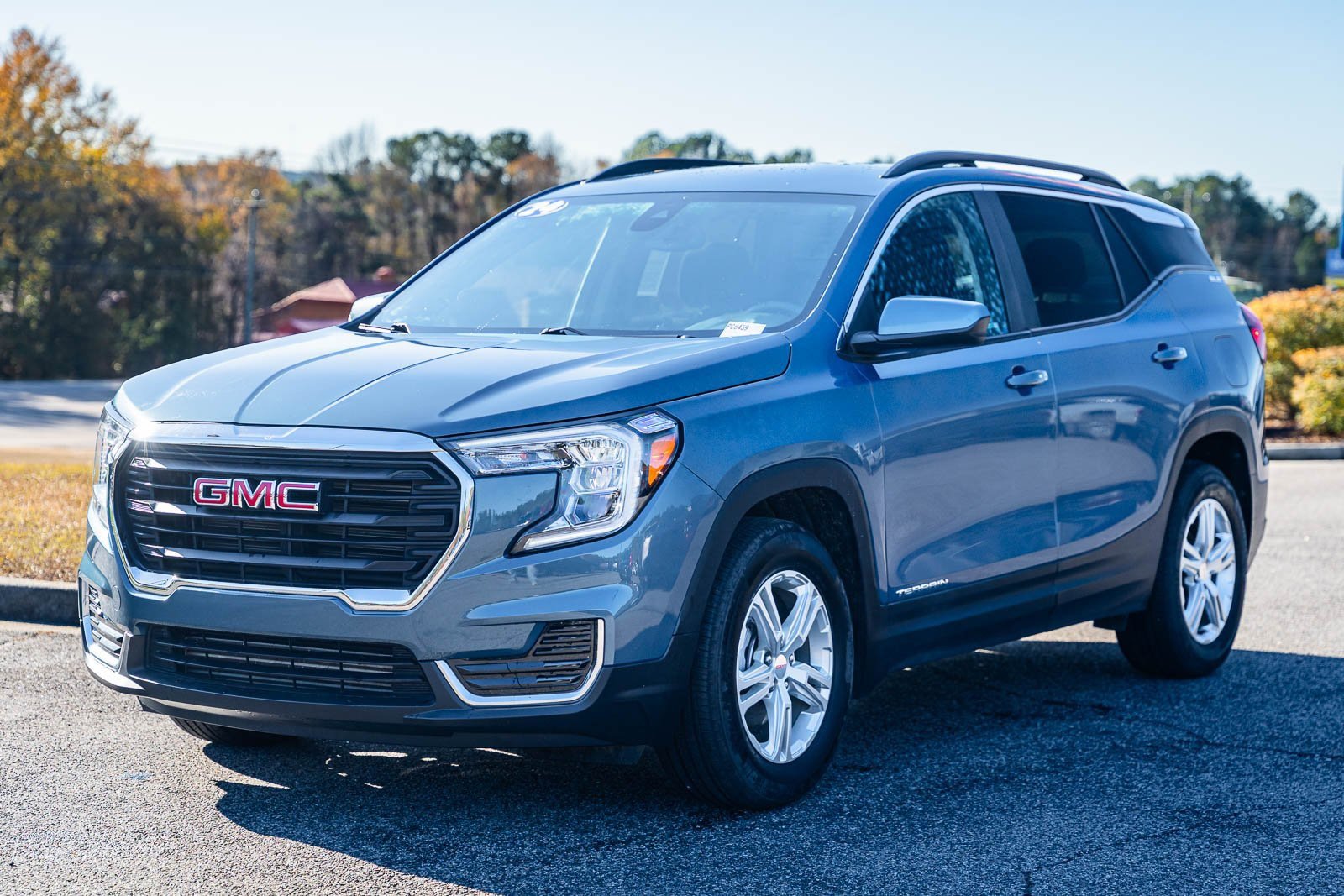 Used 2024 GMC Terrain SLE w/ Driver Convenience Package image 4