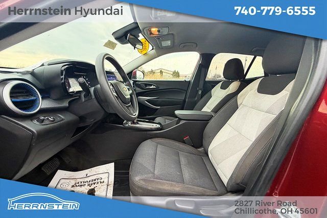 Used 2025 Chevrolet Trax LS w/ LS Convenience Package image 18