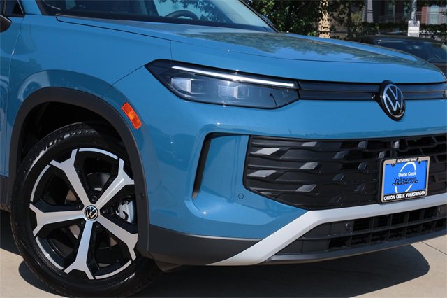 New 2025 Volkswagen Tiguan SE image 2