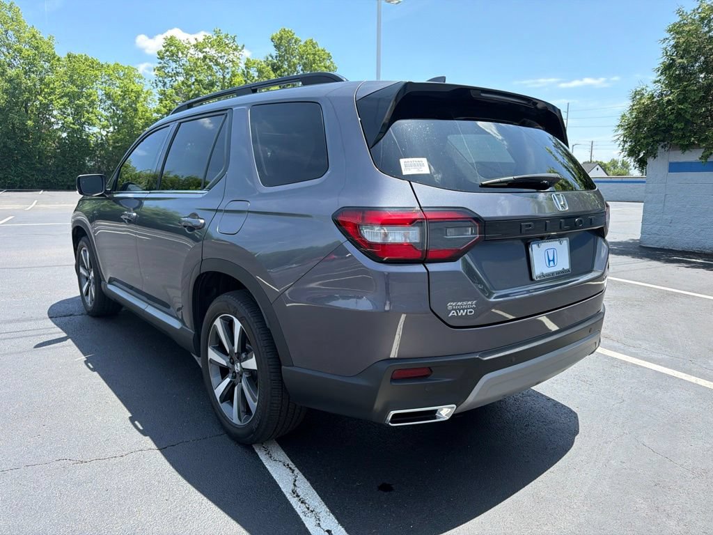 Certified 2025 Honda Pilot Touring image 3