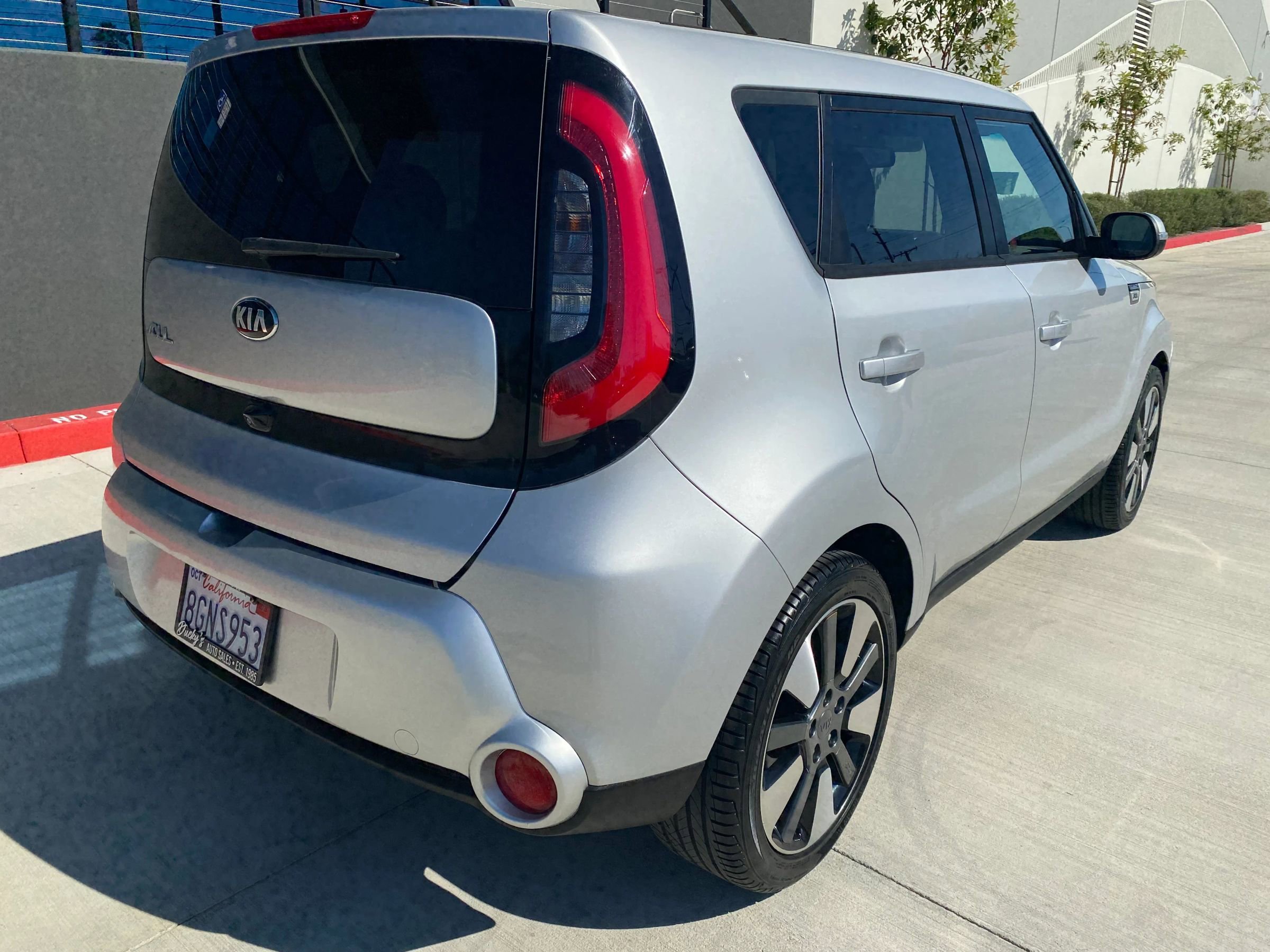 Used 2015 Kia Soul ! FWD image 11