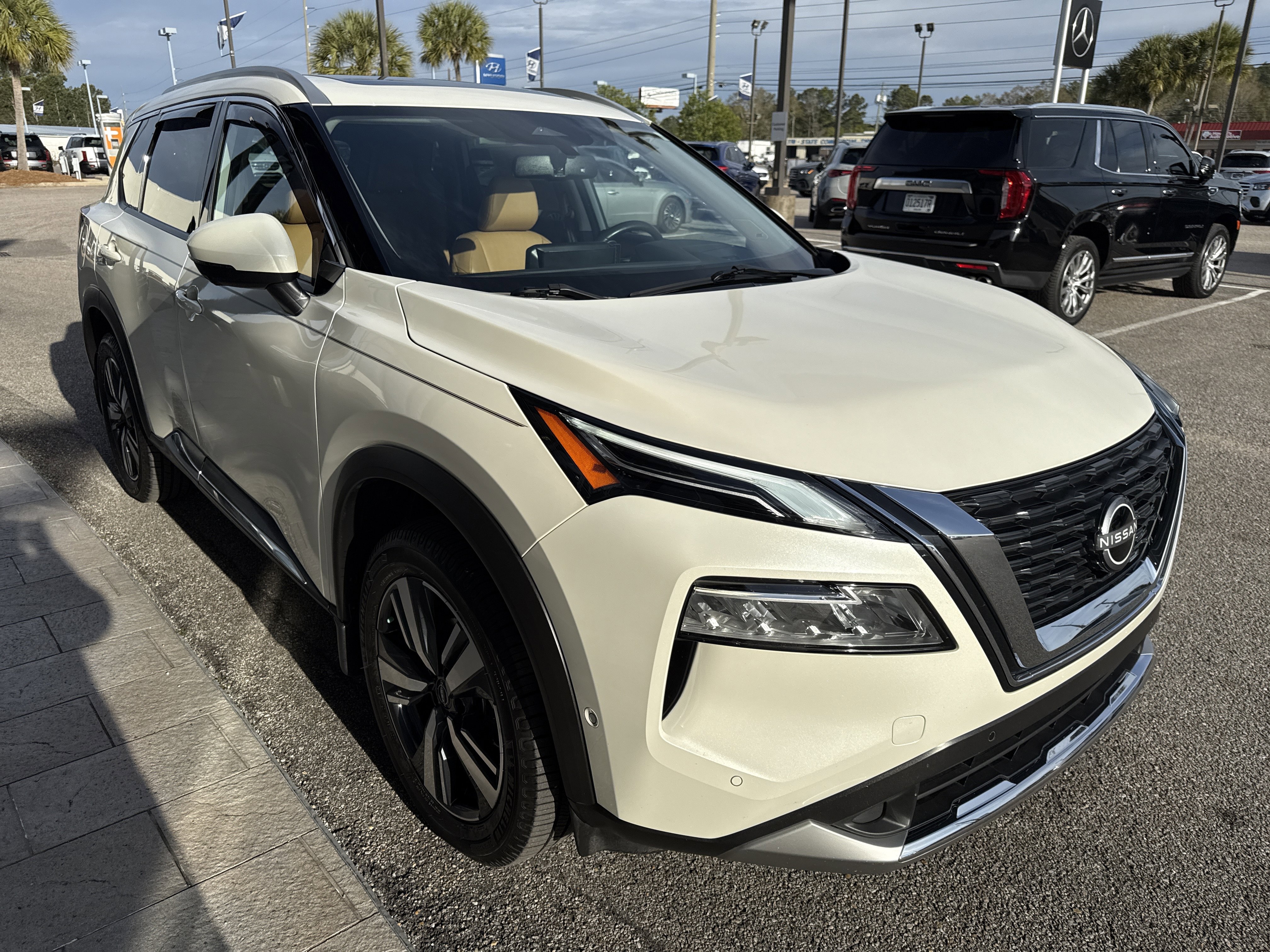 Used 2023 Nissan Rogue Platinum w/ Platinum Premium Package image 5
