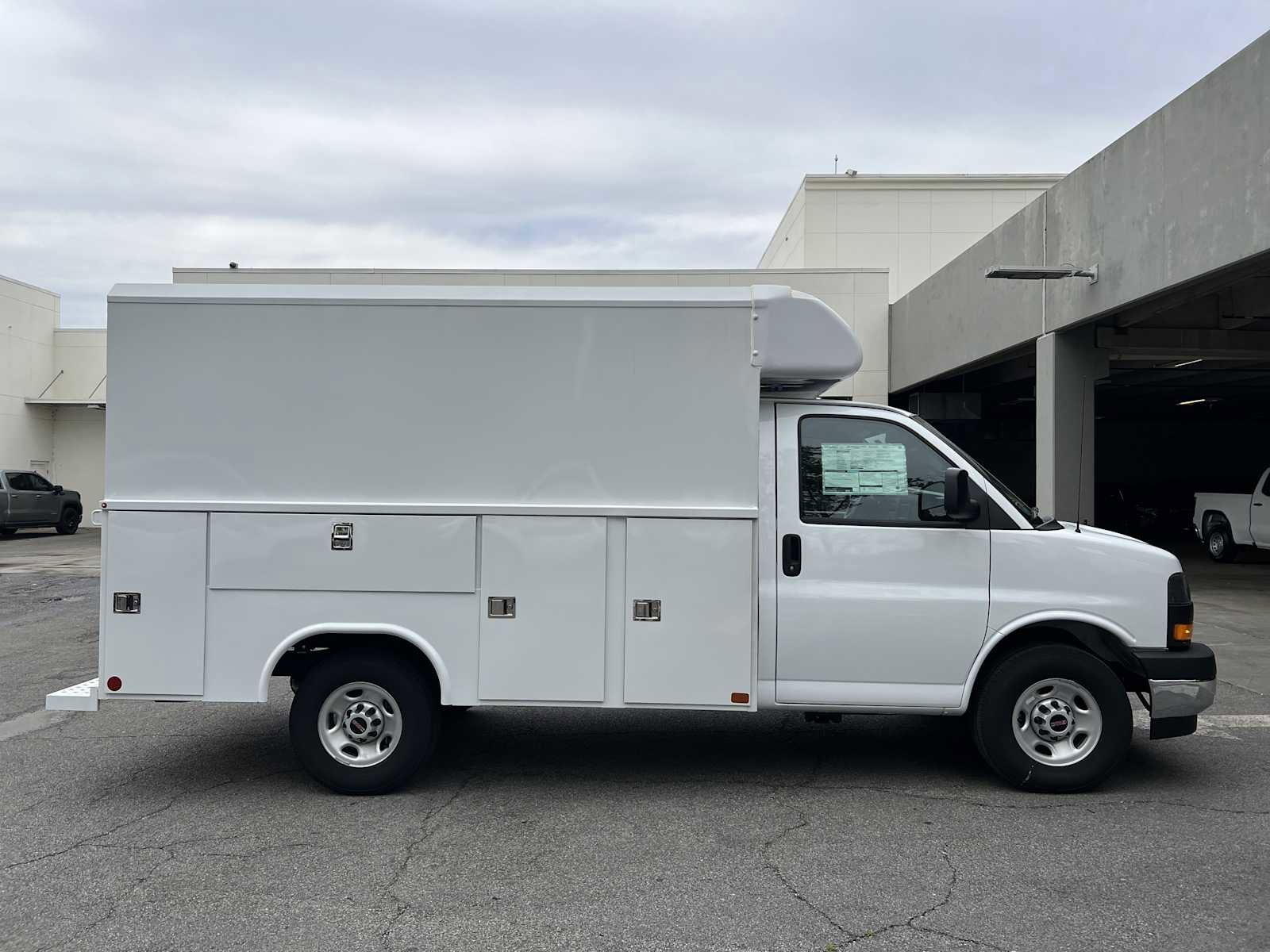 New 2025 GMC Savana 3500 w/ Power Convenience Package RWD image 12