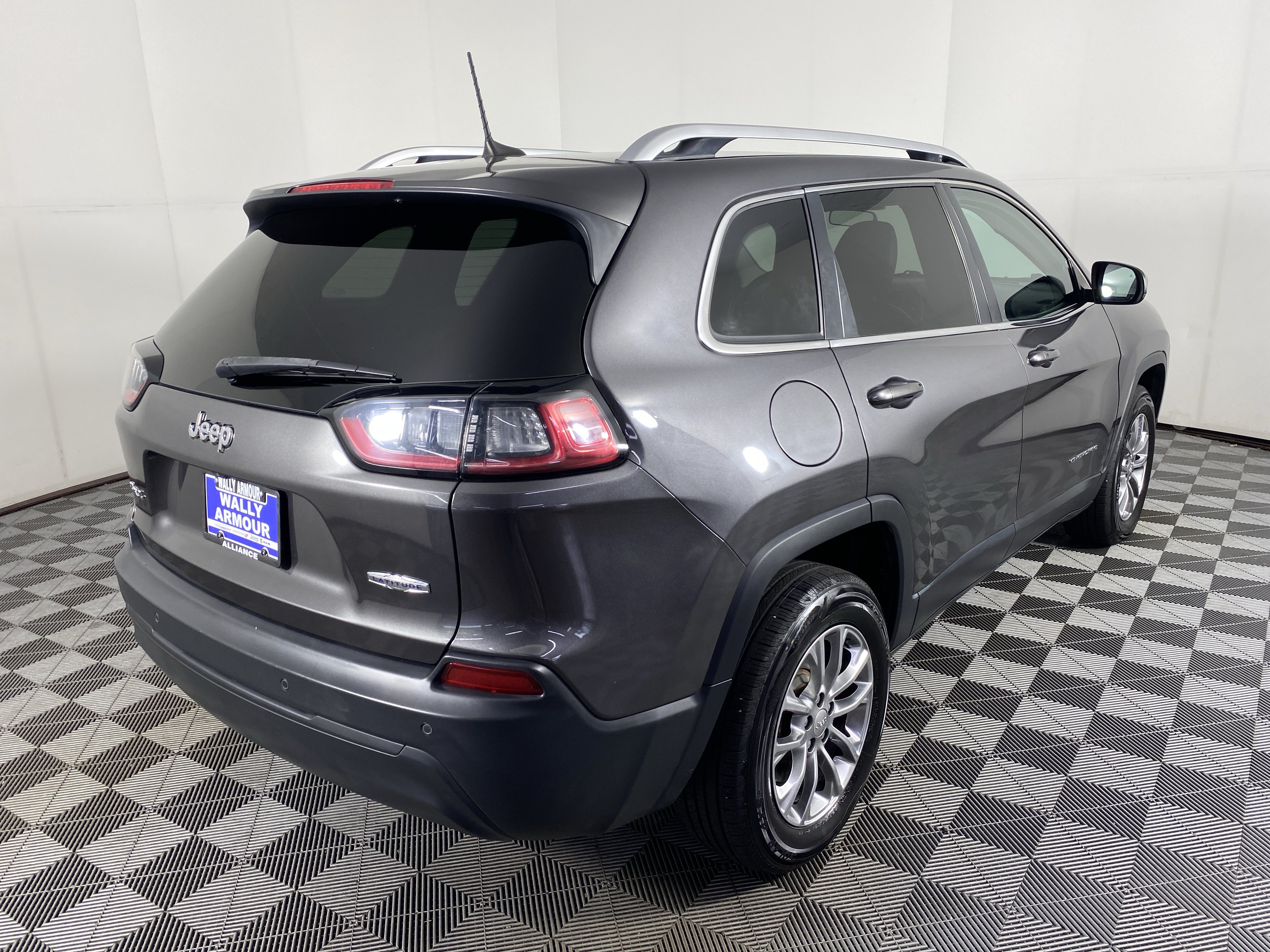 Used 2019 Jeep Cherokee Latitude Plus AWD/4WD image 6