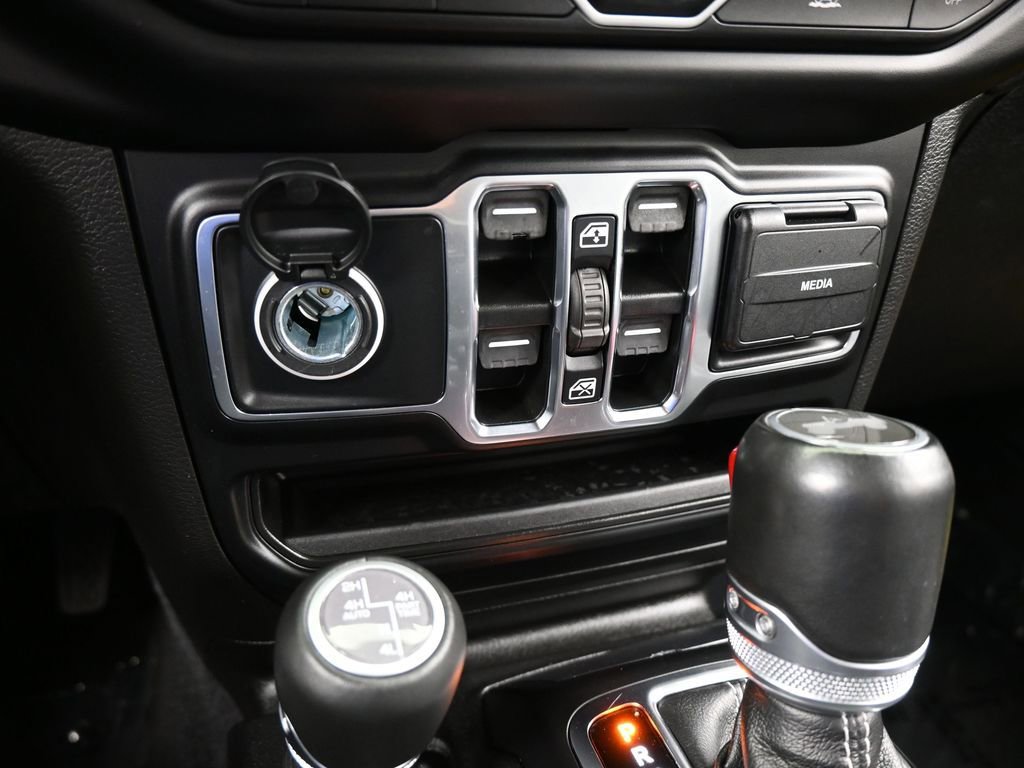 Used 2023 Jeep Wrangler Unlimited Sahara image 24