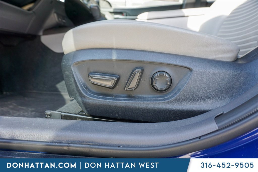 Used 2023 Toyota Camry SE w/ Cold Weather Package image 18