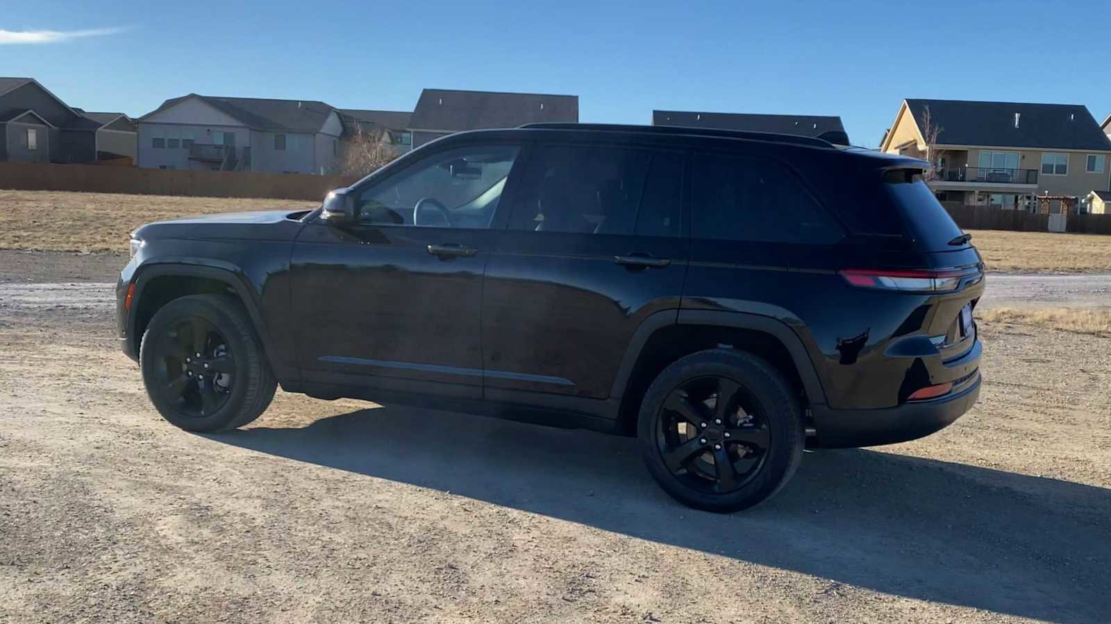 Certified 2023 Jeep Grand Cherokee Limited w/ Luxury Tech Group II image 2