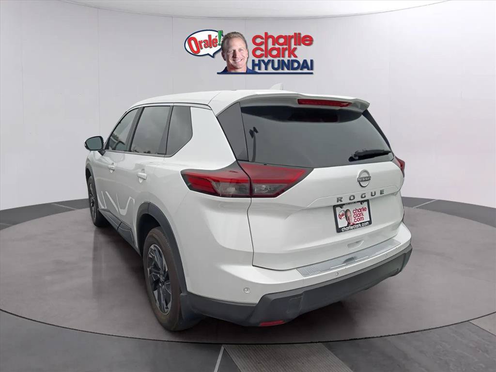 Used 2026 Nissan Rogue SV FWD image 2